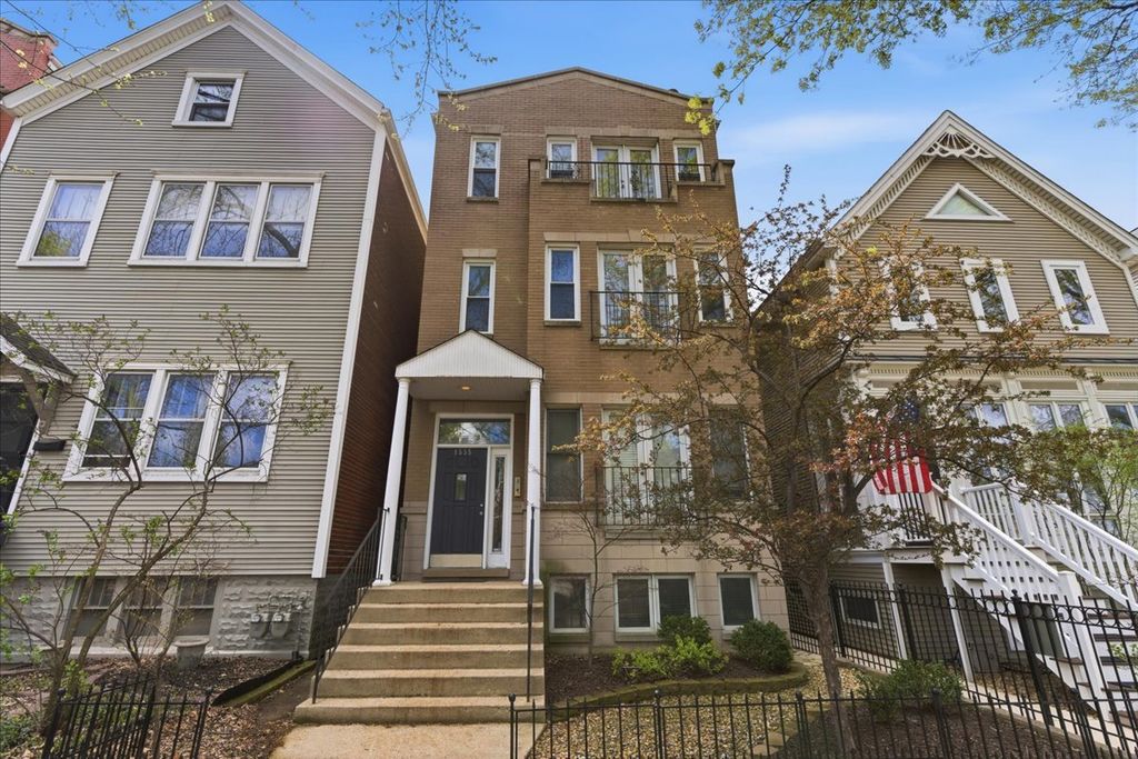 1535 W Oakdale Avenue 2, Chicago, IL 60657