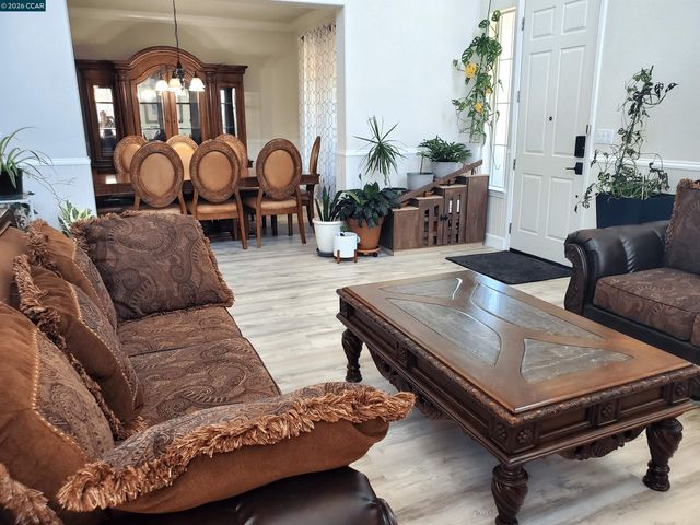 5370 Daffodil Dr, Oakley, CA 94561