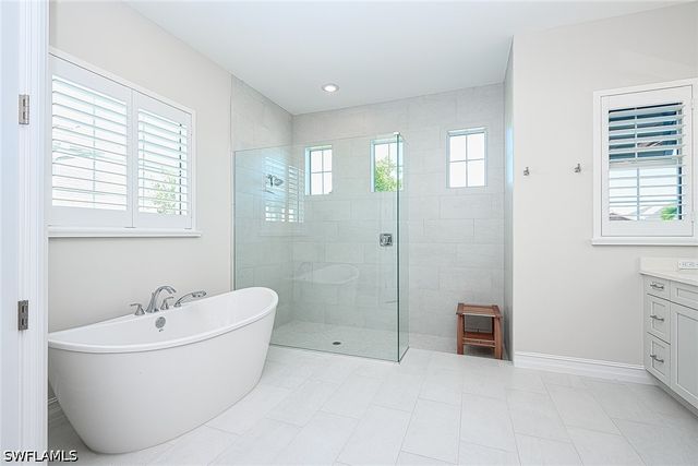 14232 Laguna Springs LN, Naples, FL 34114