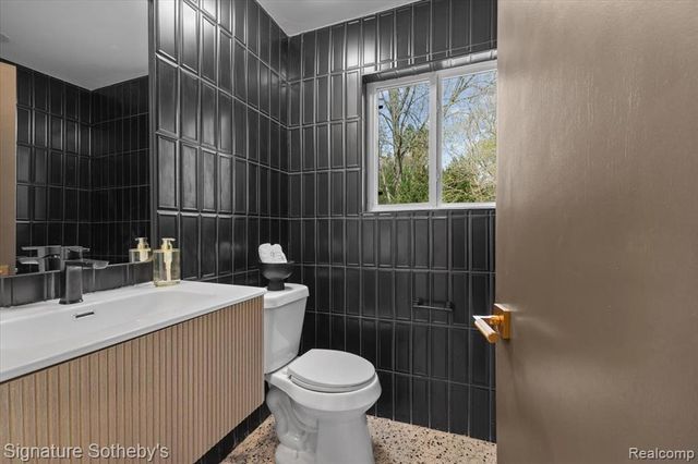6895 Dublin Fair Road, Troy, MI 48098