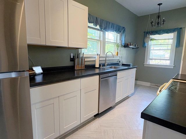 136 W Wabash AVENUE, Waukesha, WI 53186
