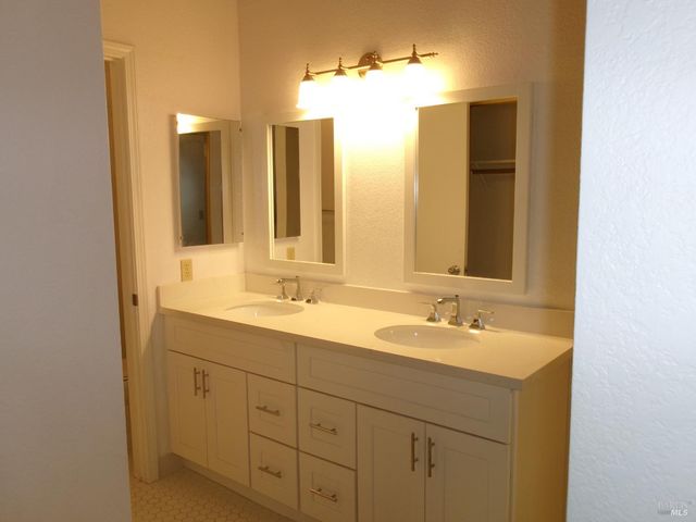 9453 Jessica Dr, Windsor, CA 95492