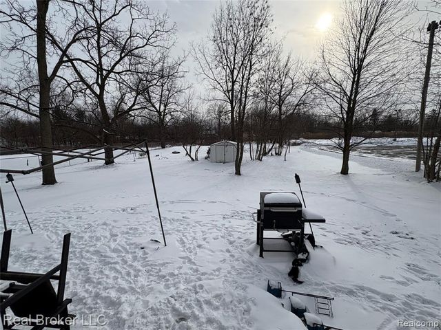 6054 Lapeer Road, Burton, MI 48509