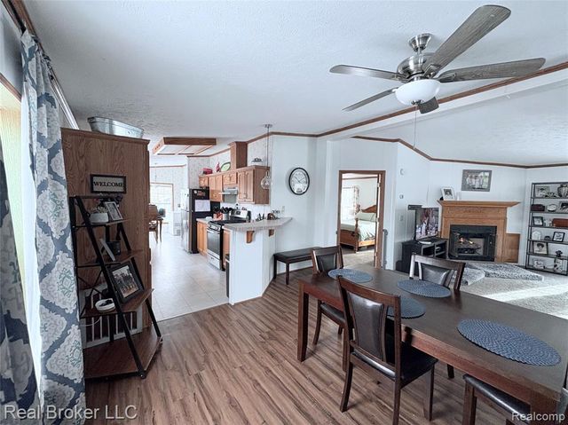 6054 Lapeer Road, Burton, MI 48509