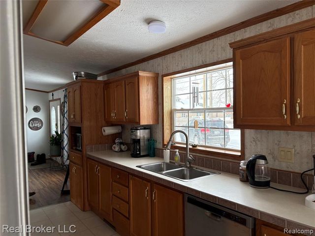 6054 Lapeer Road, Burton, MI 48509