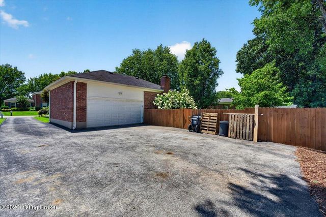 11019 Brechin Rd, Louisville, KY 40243