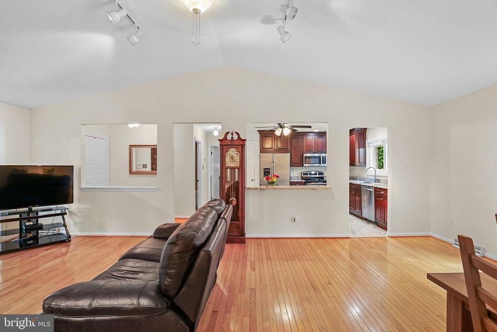 Image 14 of property listing at 7726 SPRING OAK DR, La Plata, MD 20646