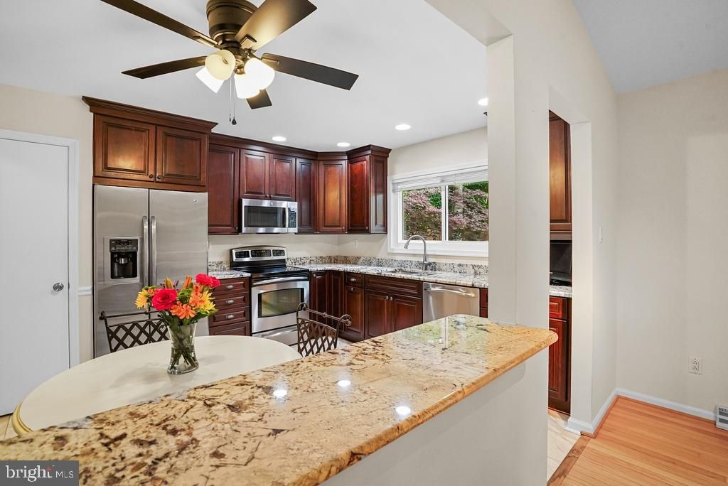 Image 19 of property listing at 7726 SPRING OAK DR, La Plata, MD 20646