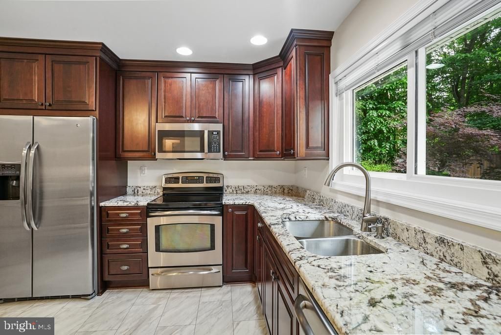 Image 3 of property listing at 7726 SPRING OAK DR, La Plata, MD 20646