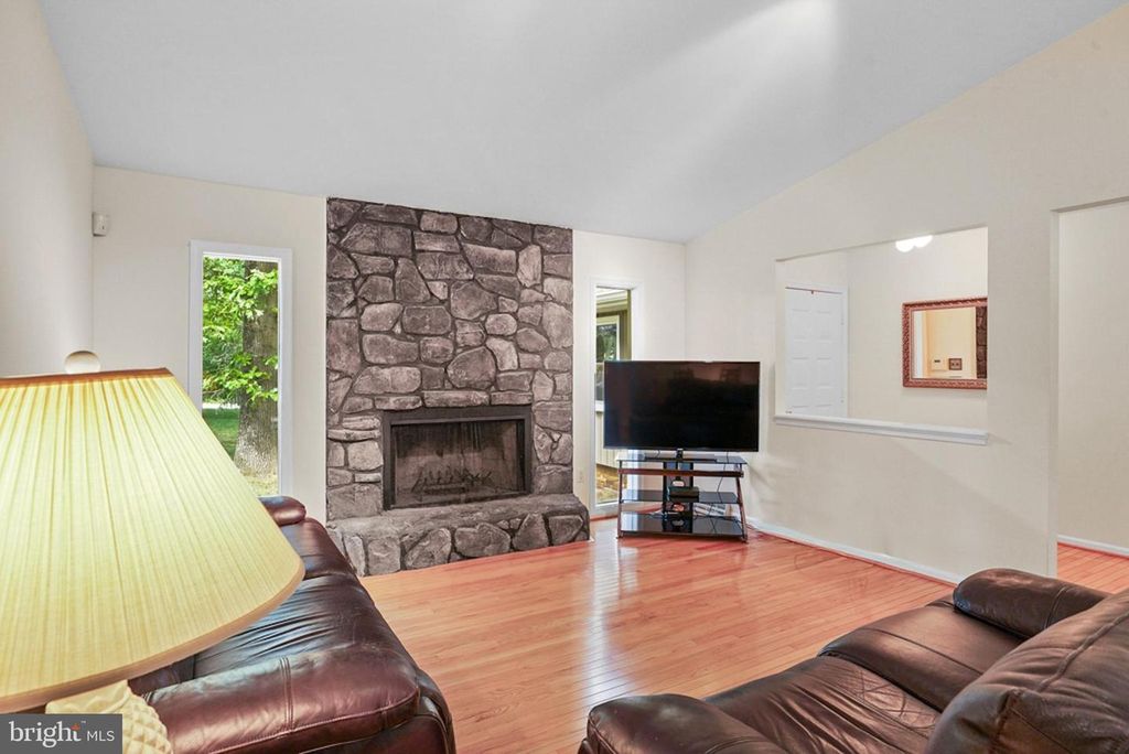 Image 6 of property listing at 7726 SPRING OAK DR, La Plata, MD 20646
