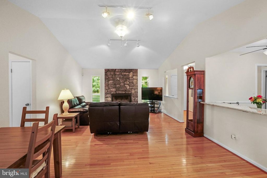 Image 9 of property listing at 7726 SPRING OAK DR, La Plata, MD 20646