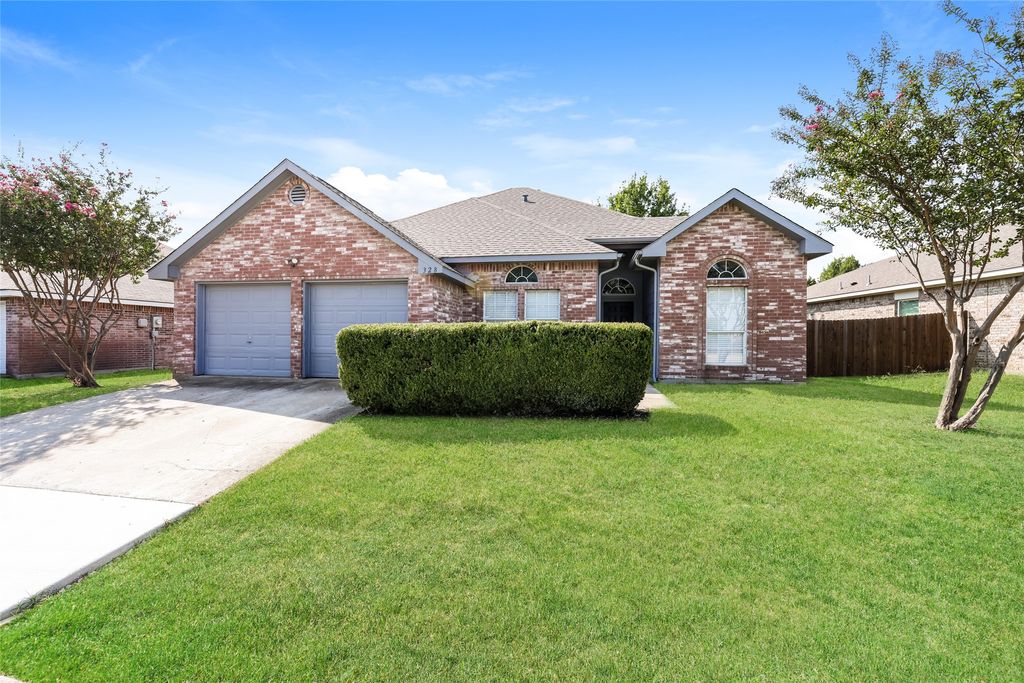 328 W Willow Creek Drive, Glenn Heights, TX 75154