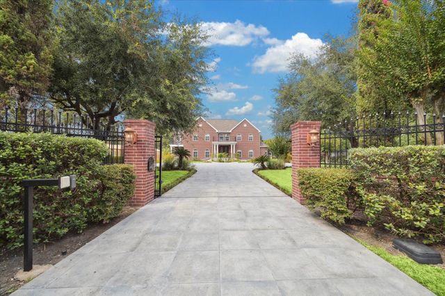 9206 Westview Drive, Houston, TX 77055