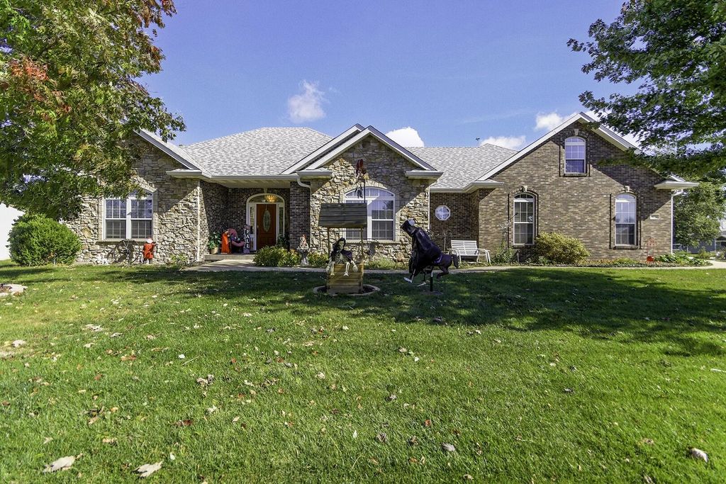 822 S CENTRAL ST, Centralia, MO 65240