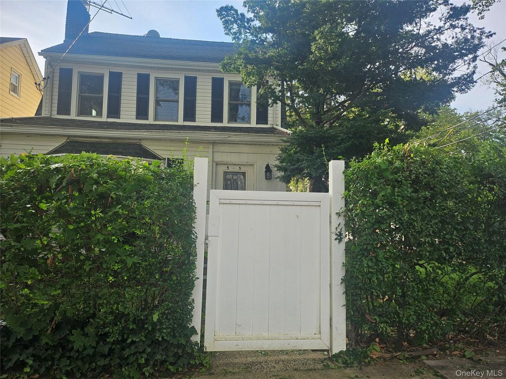 256-15 Pembroke Avenue, Great Neck, NY 11020
