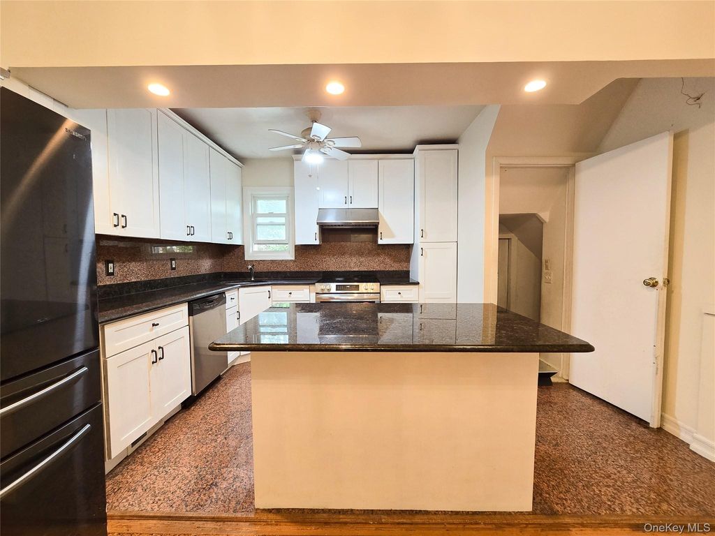 256-15 Pembroke Avenue, Great Neck, NY 11020 — photo 3