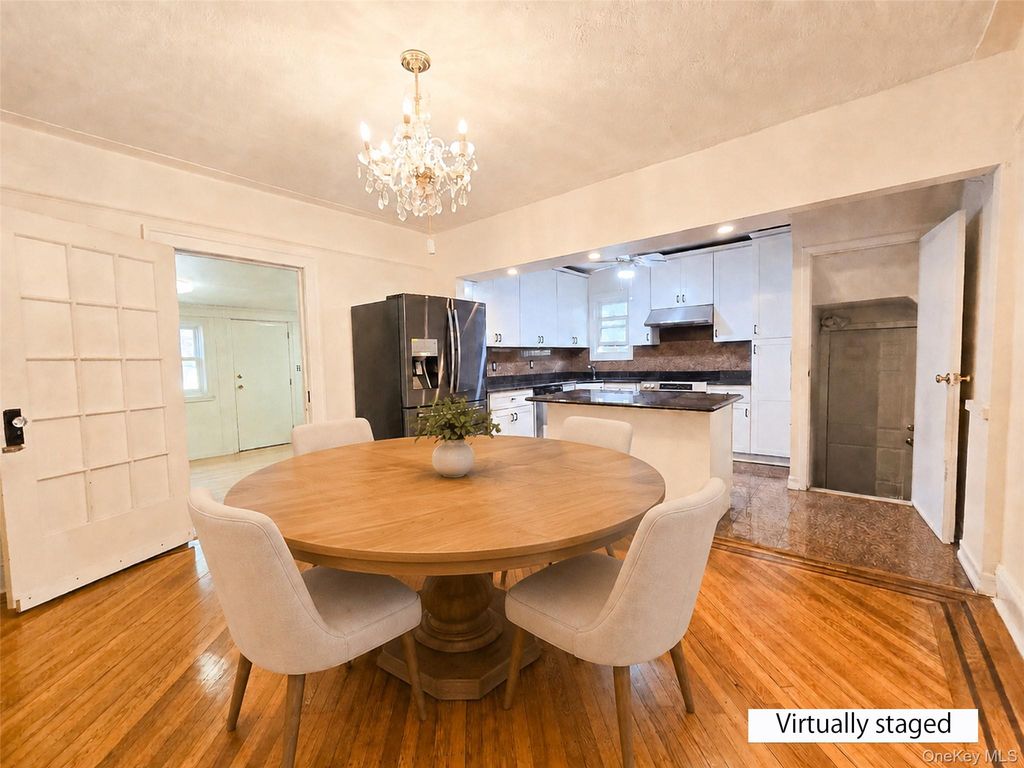 256-15 Pembroke Avenue, Great Neck, NY 11020 — photo 4