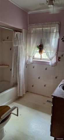 686 Lounsbury Avenue, Pontiac, MI 48340