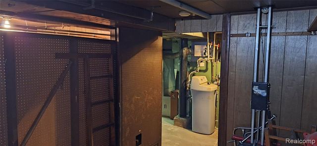 686 Lounsbury Avenue, Pontiac, MI 48340