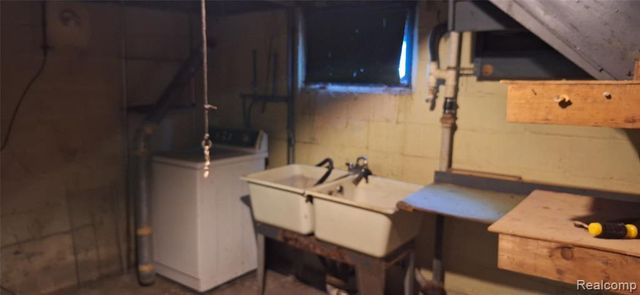 686 Lounsbury Avenue, Pontiac, MI 48340