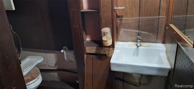 686 Lounsbury Avenue, Pontiac, MI 48340