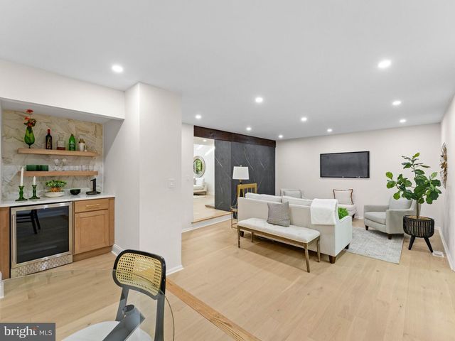 1 BRONWOOD DR, Voorhees, NJ 08043