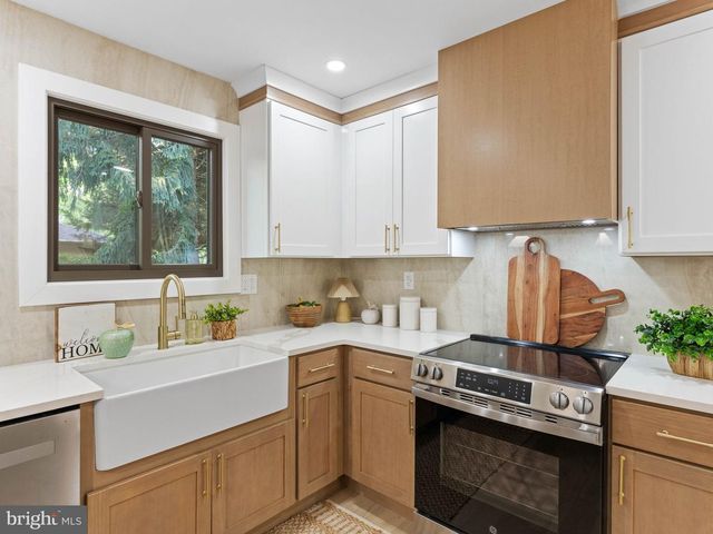 1 BRONWOOD DR, Voorhees, NJ 08043