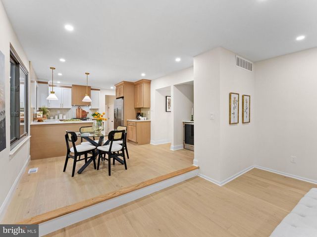 1 BRONWOOD DR, Voorhees, NJ 08043