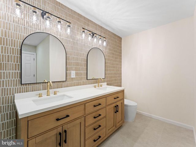 1 BRONWOOD DR, Voorhees, NJ 08043