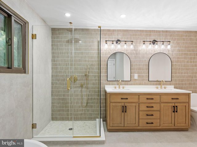 1 BRONWOOD DR, Voorhees, NJ 08043