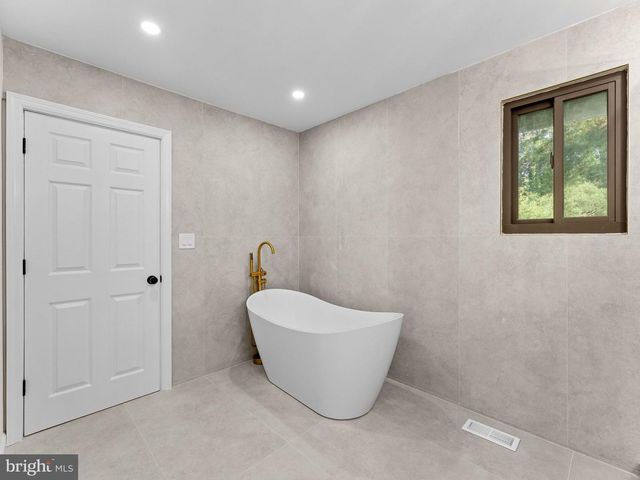 1 BRONWOOD DR, Voorhees, NJ 08043