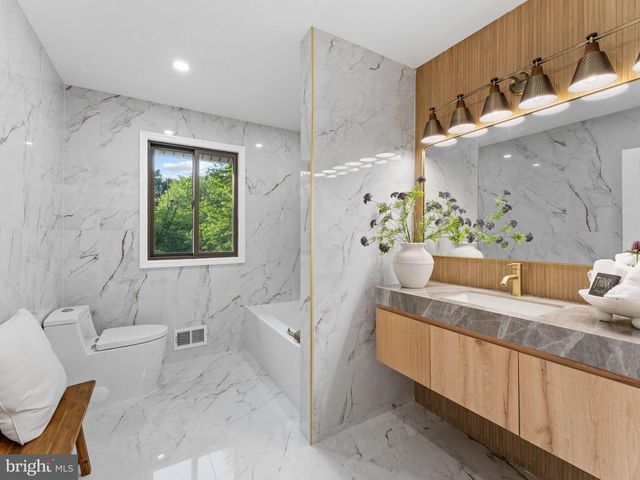 1 BRONWOOD DR, Voorhees, NJ 08043