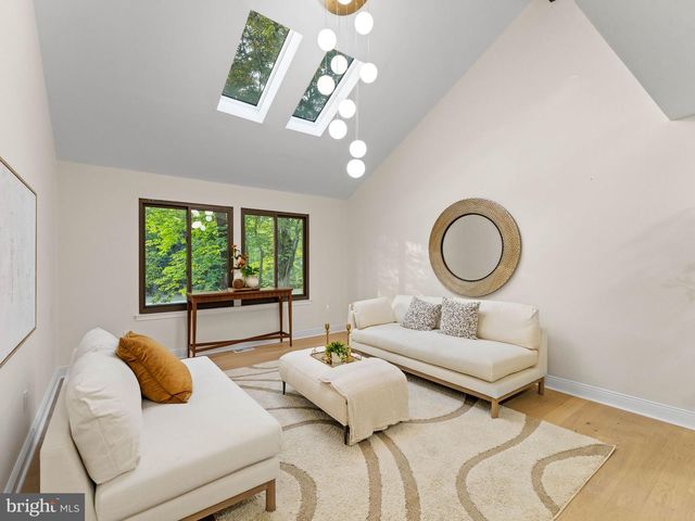 1 BRONWOOD DR, Voorhees, NJ 08043