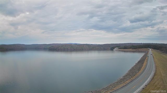 8 Essex Lane, Fallsburg, NY 12759
