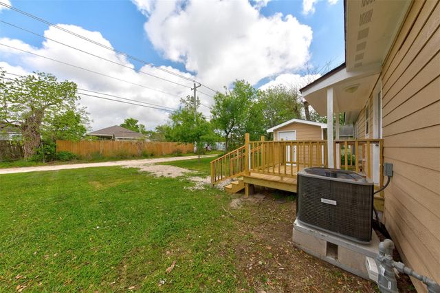 100 18th Avenue N, Texas City, TX 77590