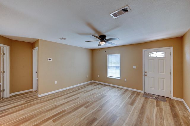 100 18th Avenue N, Texas City, TX 77590