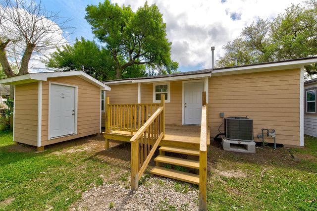 100 18th Avenue N, Texas City, TX 77590