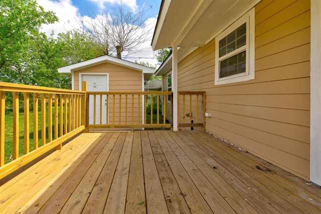 100 18th Avenue N, Texas City, TX 77590