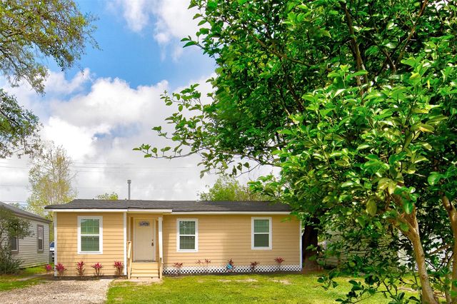 100 18th Avenue N, Texas City, TX 77590