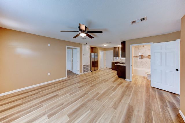 100 18th Avenue N, Texas City, TX 77590