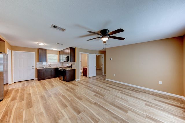 100 18th Avenue N, Texas City, TX 77590