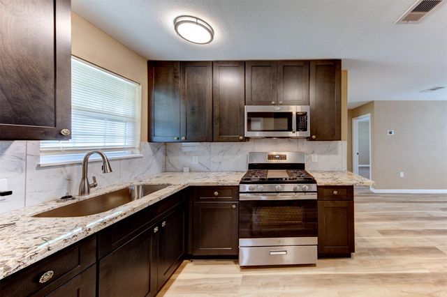 100 18th Avenue N, Texas City, TX 77590