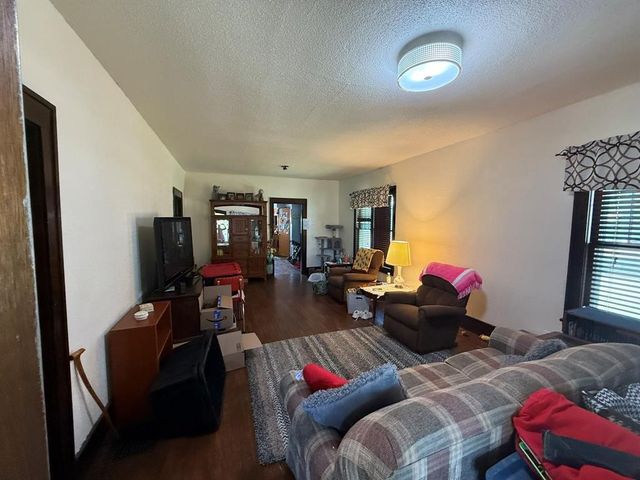 1002 8th Avenue E, Oskaloosa, IA 52577