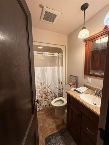 1002 8th Avenue E, Oskaloosa, IA 52577