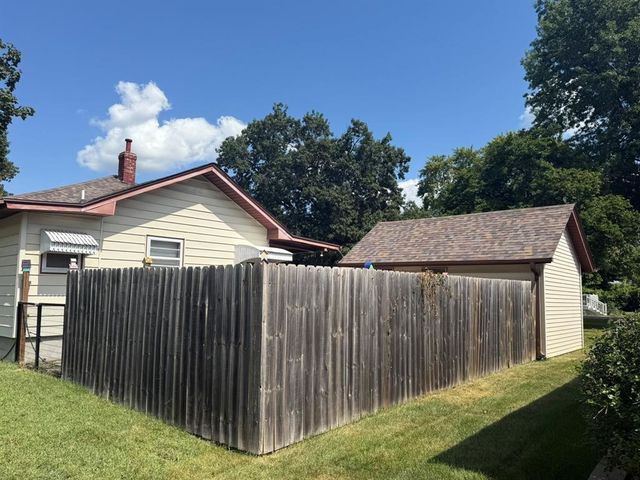 1002 8th Avenue E, Oskaloosa, IA 52577