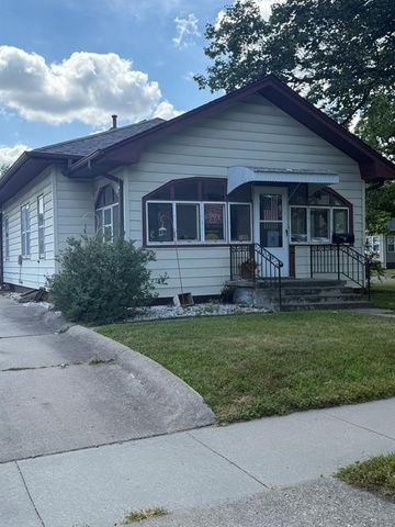 1002 8th Avenue E, Oskaloosa, IA 52577