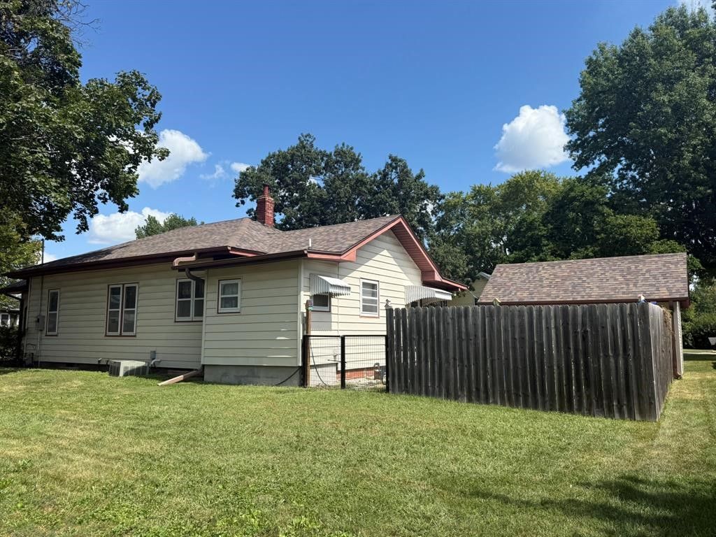 1002 8th Avenue E, Oskaloosa, IA 52577