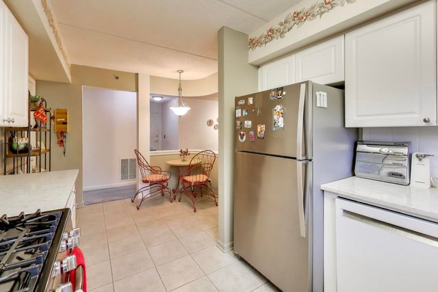710 Creekside Drive 104A, Mount Prospect, IL 60056