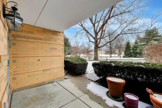 710 Creekside Drive 104A, Mount Prospect, IL 60056