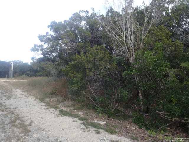 1-2 Circle, Lakehills, TX 78063